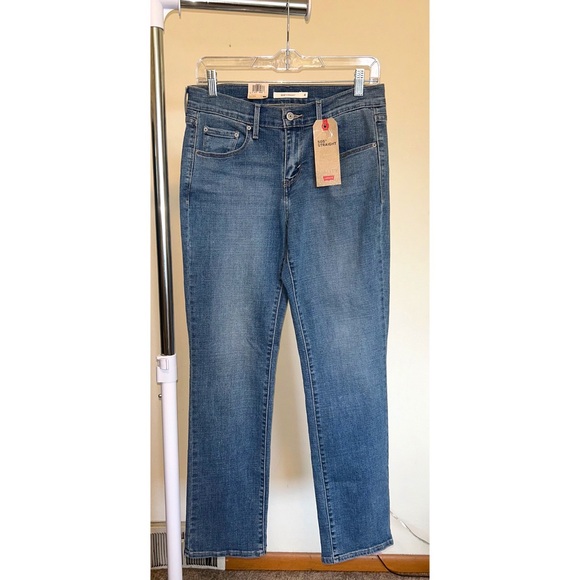 Leviβs Medium Wash Denim Jeans Size 4 SHORT - Picture 1 of 4